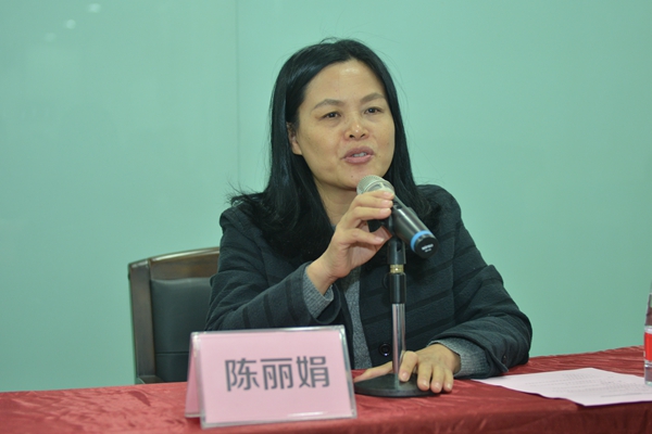 最后,高科校长和陈丽娟科长为学员们颁发结业证书,将典礼推向了高潮
