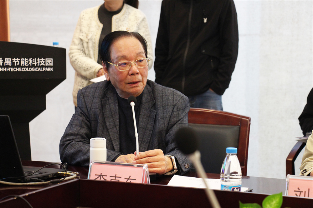 图2 李克东教授正在作专题讲座.jpg