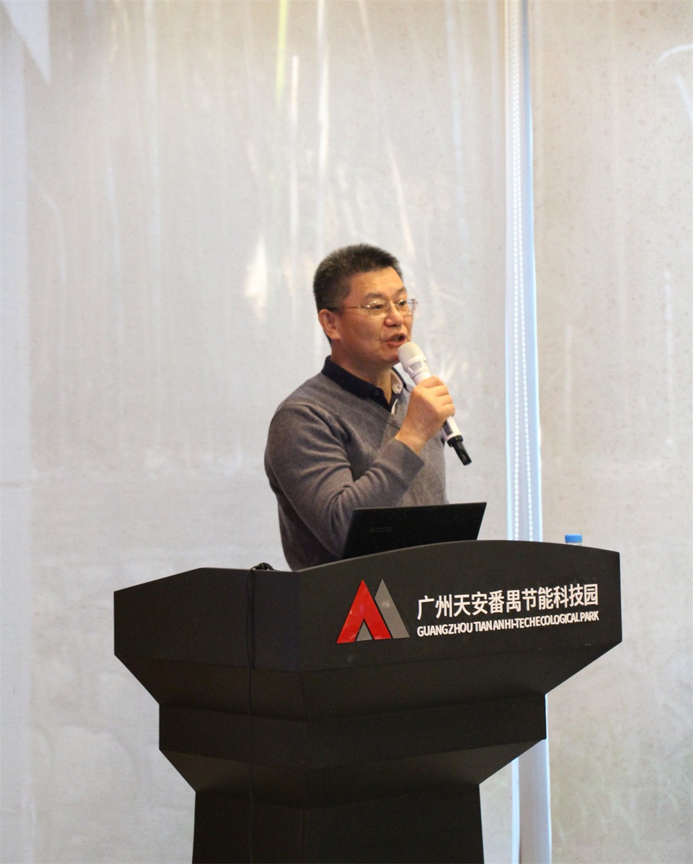 图3-1 飞瑞敖公司总裁梅仲豪博士（左）和产品副总监齐新燕（右）讲话.jpg