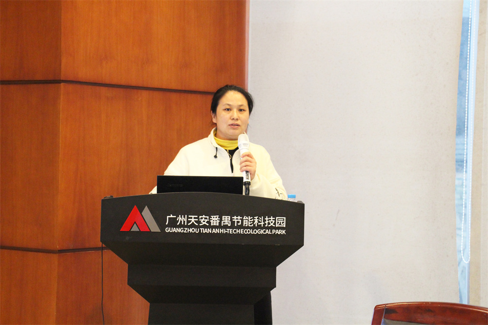 图3-2 飞瑞敖公司总裁梅仲豪博士（左）和产品副总监齐新燕（右）讲话.jpg
