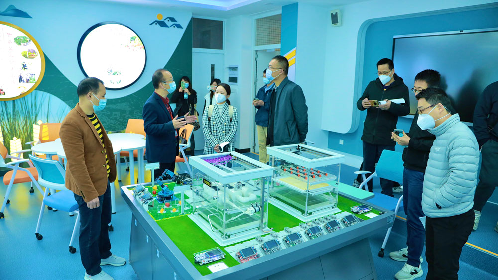 图5-1-研修班学员在三所人工智能创新教育典型代表校参观交流.jpg