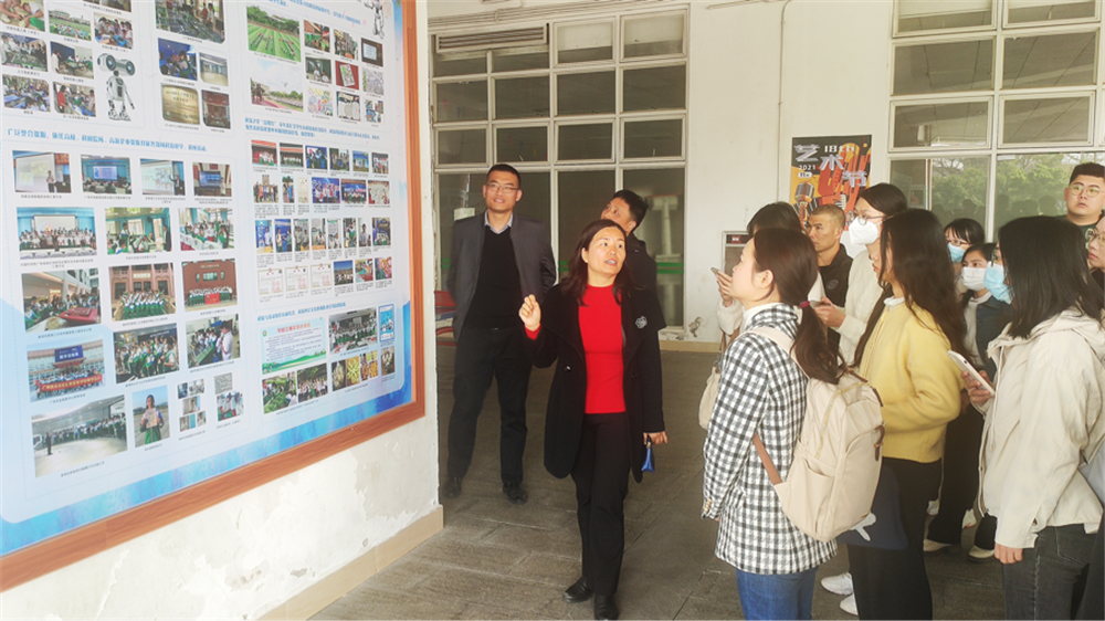 图5-2 研修班学员在三所人工智能创新教育典型代表校参观交流.png