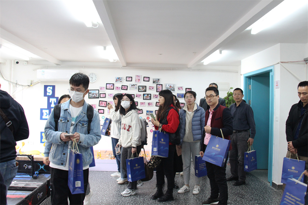图5-3 研修班学员在三所人工智能创新教育典型代表校参观交流.jpg