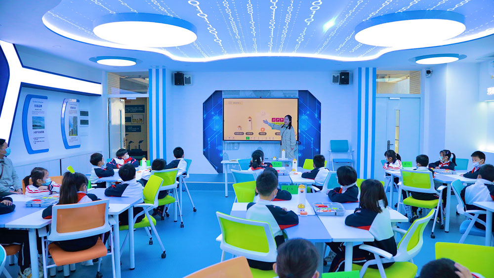 图6-1-参访学校教师教授人工智能课程.jpg