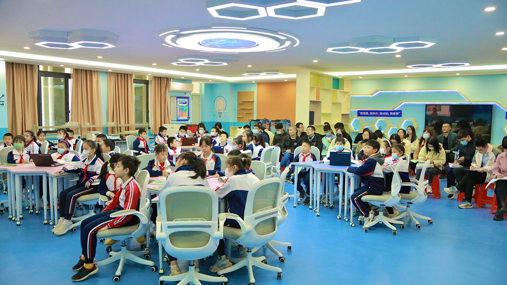 图6-2-参访学校教师教授人工智能课程.jpg