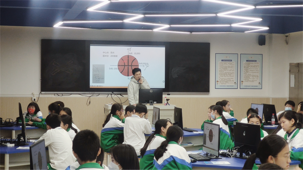 图6-3 参访学校教师教授人工智能课程.png