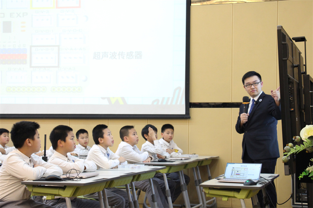 图6-4 参访学校教师教授人工智能课程.jpg