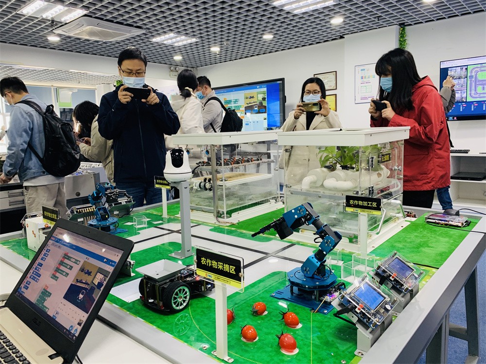 图7-1 研修班学员在飞瑞敖公司参观.jpg