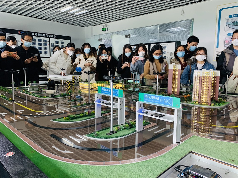 图7-2 研修班学员在飞瑞敖公司参观.jpg