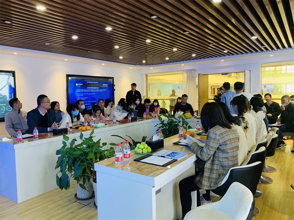 图8-1 研修班学员在蓝鸽公司参观.jpg