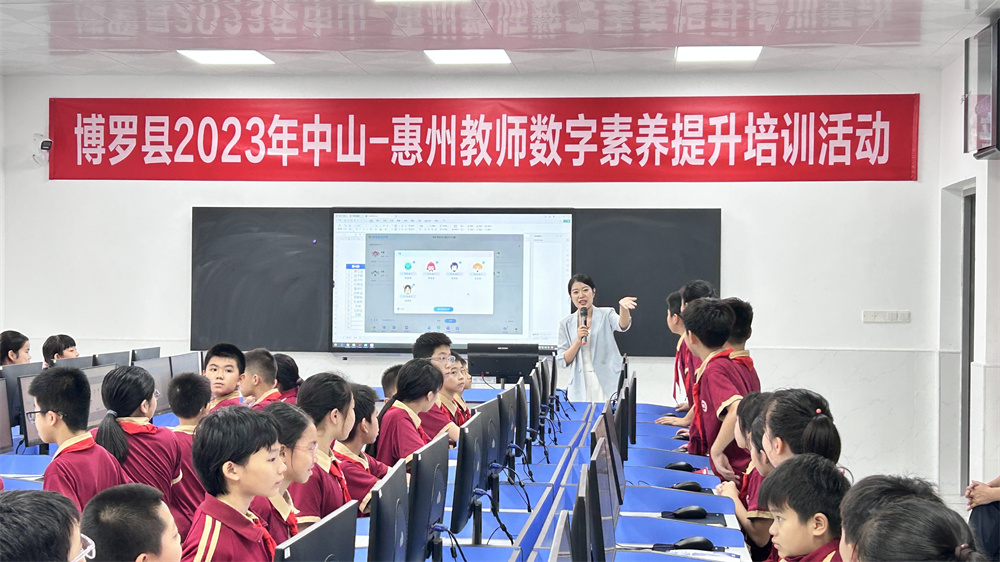 周咏菲老师授课现场.jpg