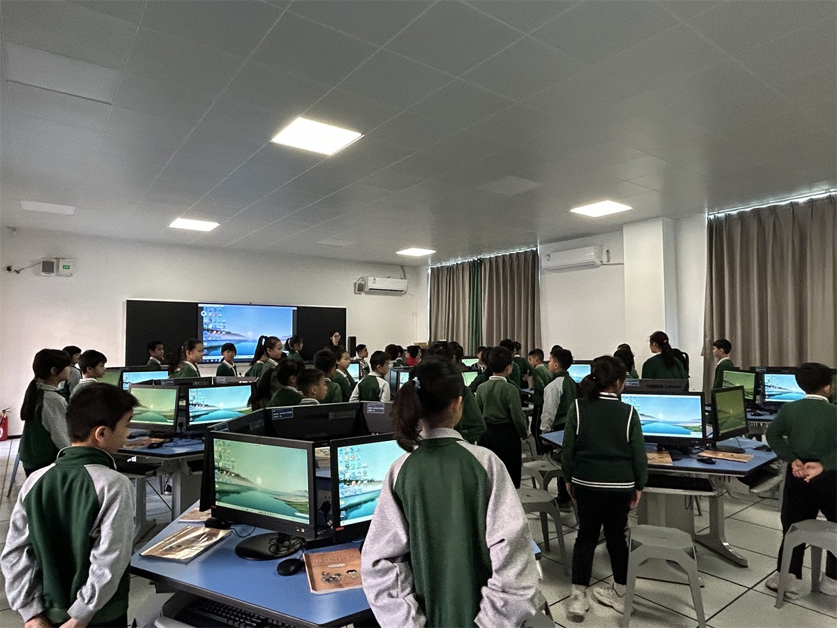 图1 香山小学电脑课室.jpg