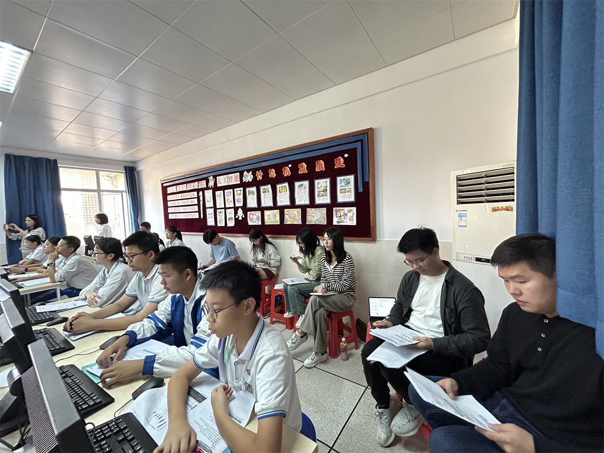 图6 中学组新教师听课现场.jpg